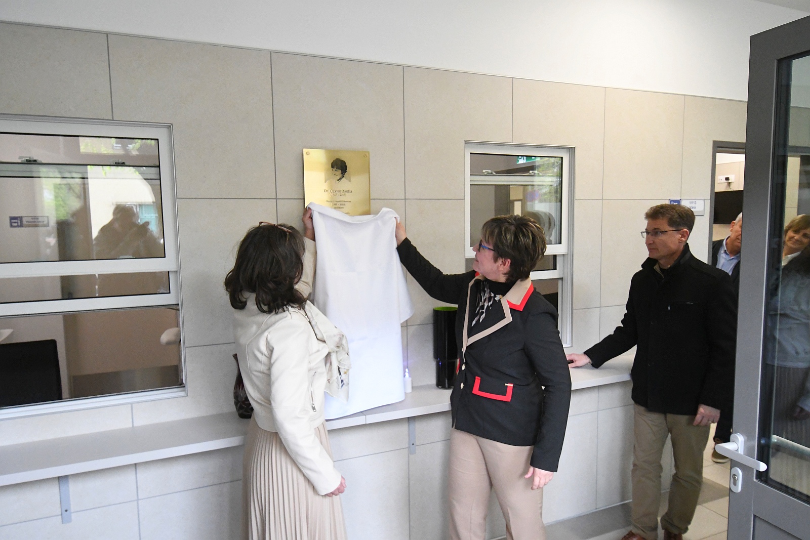 Emléktáblát avattak dr. Ozsvár Zsófia egykori osztályvezető infektológus főorvos tiszteletére